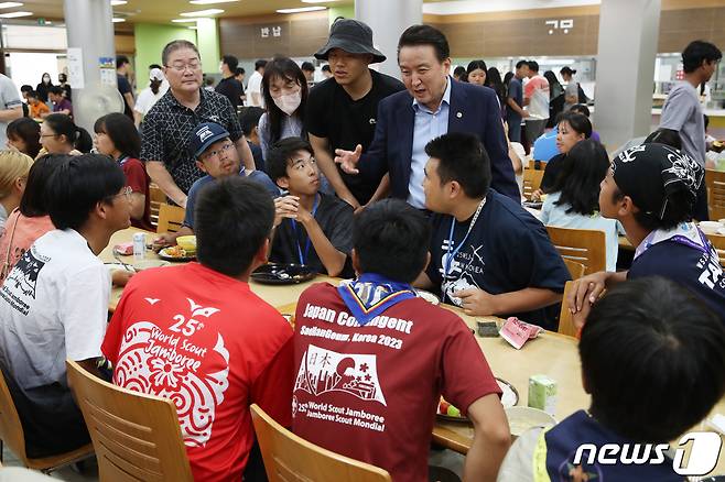 12일 김영환 충북지사가 청주대를 찾아  세계스카우트잼버리 대원들을 환송하고 있다. (충북도 제공) /뉴스1