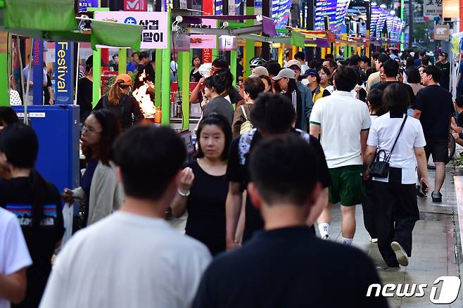 12일 오후 경북 포항시 중앙상가 실개천에서 열린 '2023포항중앙상가 야시장'을 찾은 시민과 관광객들이 다양한 음식을 맛보기 점포를 찾아 다니고 있다.2023.8.12/뉴스1 ⓒ News1 최창호 기자