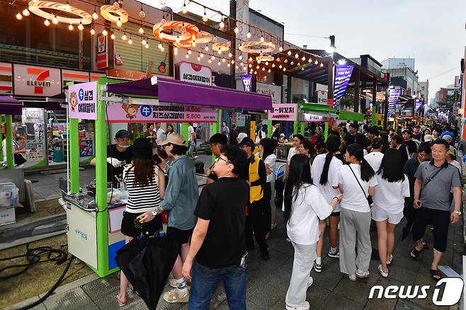 12일 오후 경북 포항시 중앙상가 실개천에서 열린 '2023포항중앙상가 야시장'에서 다양한 조명이 밝혀지고 있다.2023.8.12/뉴스1 ⓒ News1 최창호 기자