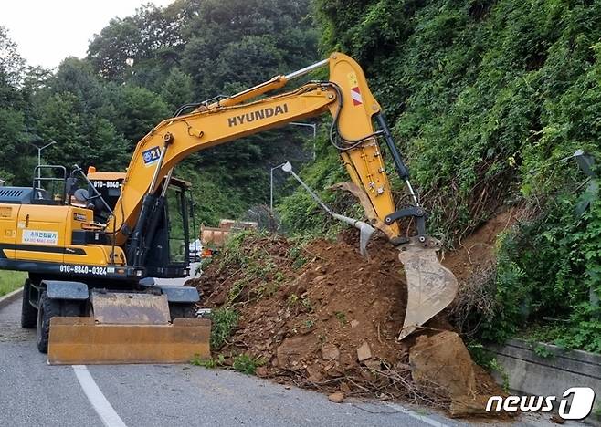 중앙고속도로 부산 방향 단양팔경휴게소 진출입로 토사 제거 작업.(한국도로공사 충북본부 제공)/뉴스1