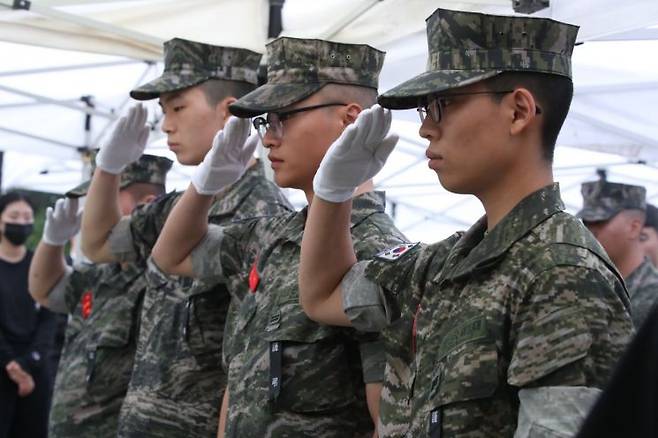 고(故) 채수근 상병의 안장식이 7월22일 오후 국립대전현충원에서 거행되고 있는 가운데 동료들이 채 상병에게 마지막 인사를 하고 있다. 사진제공=연합뉴스