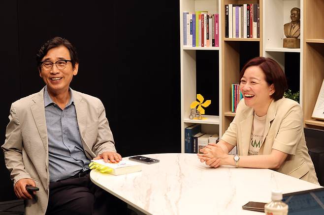 ‘알릴레오북스’ 유시민 작가와 조수진 변호사가 27일 오전 서울 창경궁로 노무현재단에서 사진촬영을 하고 있다. 이정용 선임기자 lee312@hani.co.kr