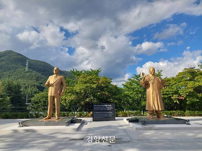 경상북도 칠곡군에 있는 ‘다부동전적기념관’에 설치된 이승만과 전 대통령(오른쪽)과 트루먼 전 미국 대통령 동상 /김찬호 기자
