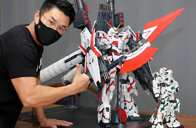 3D프린터로 제작된 풀아머건담과 ‘갓핑거’ 신준수 작가