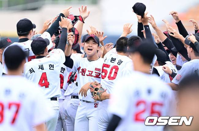 [OSEN=목동, 김성락 기자] 인천고가 대통령배 결승행 티켓을 차지했다.인천고는 12일 목동구장에서 열린 제57회 대톨령배 전국고교야구대회 경북고와 준결승전에서 김택연의 호투와 박재현의 2안타(1홈런) 2타점 활약을 앞세워 3-2 승리를 거뒀다. 특히 김택연은 7⅓이닝 동안 4피안타 1볼넷 9탈삼진 1실점으로 승리의 주인공이 됐다. 그는 105구 혼신투를 펼쳤다.승리가 확정된 순간 인천고 선수들이 기쁨을 나누고 있다. 2023.08.12 /ksl0919@osen.co.kr