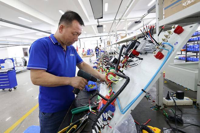 중국 푸저우의 한 통신장비 제조공장 / 출처 : 게티이미지