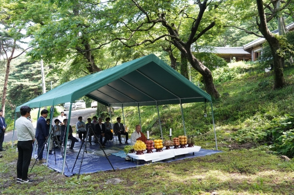 충남도와 서산시는 지난 6월 서산 부석사 경내에서 발굴조사 고유제(告由祭)를 지내고 있다. - 서산시 제공