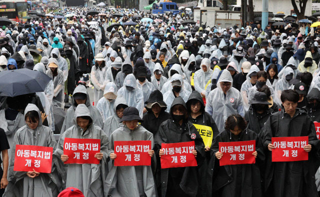 12일 서울 종각역 인근 도로에서 열린 제4차 안전한 교육 환경을 위한 법 개정 촉구 집회에서 참여한 교사 등이 묵념하고 있다. 연합뉴스