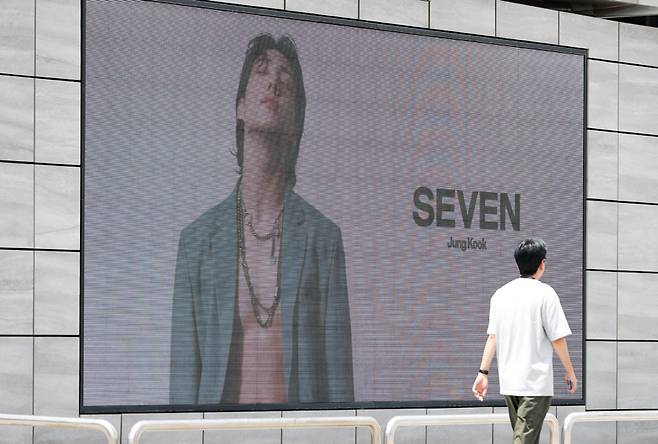 7월25일 서울 강남구에 위치한 코엑스 K팝스퀘어 전광판에 정국의 솔로 싱글 《Seven》의 광고물이 송출되고 있다. ⓒ뉴시스