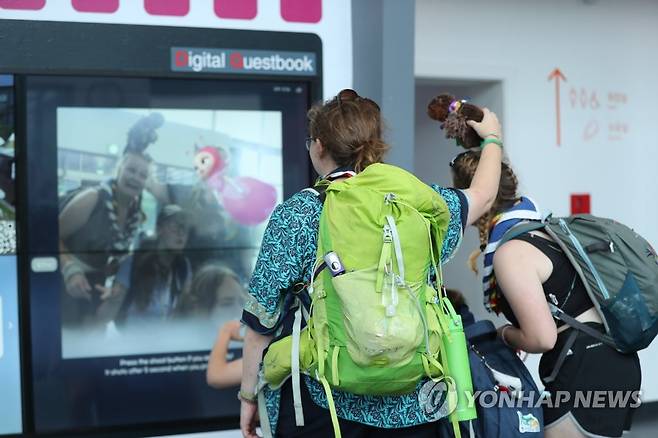 춘천 찾은 잼버리 대원들 (춘천=연합뉴스) 강태현 기자 = 12일 오후 새만금 세계스카우트 잼버리에 참가한 영국 스카우트 대원들이 강원 춘천시 애니메이션 박물관에서 체험을 즐기고 있다. 2023.8.12 taetae@yna.co.kr