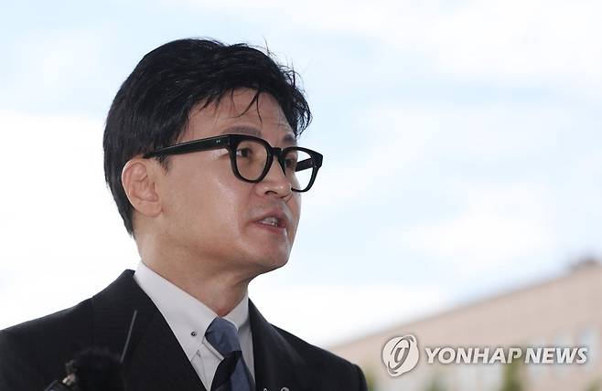 출근하는 한동훈 장관 (과천=연합뉴스) 신준희 기자 = '광복절특사' 사면심사위원회가 열리는 9일 위원장을 맡은 한동훈 법무부 장관이 정부과천청사로 출근하던 중 기자들의 질문에 답하고 있다. 2023.8.9 hama@yna.co.kr