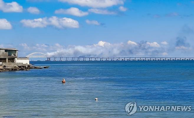 연기에 휩싸인 크림대교 (크림 타스=연합뉴스) 12일(현지시간) 러시아가 점령중인 우크라이나 크림반도와 러시아를 잇는 크림대교가 연기에 휩싸여 있다. 러시아 국방부는 이날 크림대교를 겨냥한 우크라이나 미사일 2기를 요격했다고 밝혔다. 2023.8.12 photo@yna.co.kr