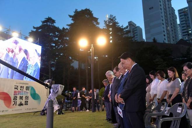 12일 저녁 서대문독립공원 야외특설무대에서 열린 ‘2023 서대문독립축제’ 개막식에서 (앞줄 오른쪽부터) 이성헌 서대문구청장, 김형석 연세대 명예교수, 이종찬 광복회장 등 참석자들이 순국선열에 대한 묵념을 하고 있다.