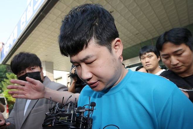서울 관악구 신림동에서 일면식도 없는 행인들에게 흉기를 휘둘러 4명의 사상자를 낸 혐의 등으로 재판에 넘겨진 조선(33·구속)의 재판이 이달 말 시작된다. 사진은 지난달 28일 오전 서울 관악구 서울관악경찰서에서 검찰로 송치되고 있는 조선(33).    뉴시스