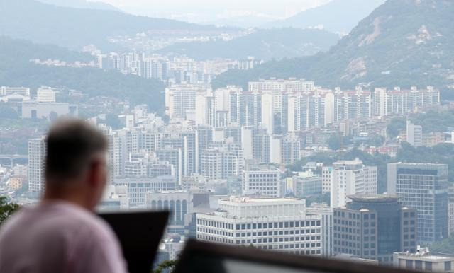 6일 서울 남산공원에서 서울시내 아파트가 보이고 있다. 뉴시스