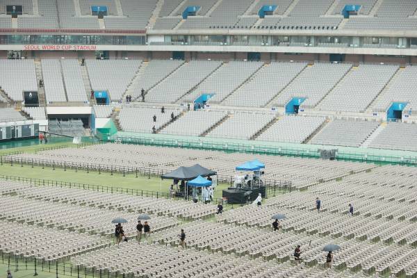 <yonhap photo-1954="">11일 오전 서울 마포구 서울월드컵경기장에서 '2023 새만금 세계스카우트 잼버리 K팝 슈퍼 라이브' 공연 막바지 점검이 진행되고 있다. 연합뉴스</yonhap>