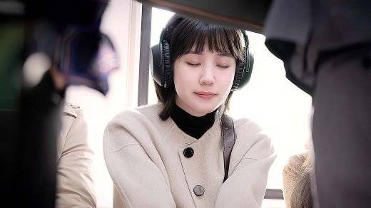 이상한 변호사 우영우에서 주인공이 헤드폰을 쓰고 있는 장면. 출처 중앙일보