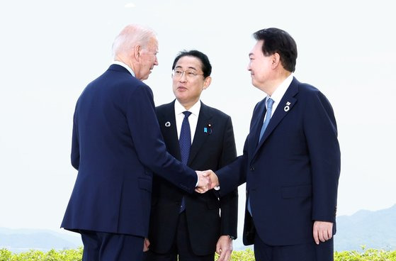 G7 정상회의 참관국 자격으로 일본을 방문한 윤석열 대통령이 지난 5월 21일 히로시마 G7 정상회의장인 그랜드프린스호텔에서 열린 한미일 정상회담에 앞서 조 바이든 미국 대통령, 기시다 후미오 일본 총리와 인사하고 있다. 연합뉴스