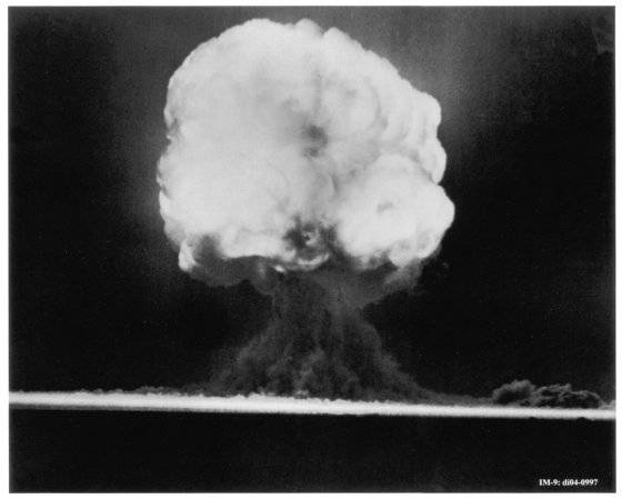 로버트 오펜하이머가 개발을 이끈 세계 최초의 원자폭탄이 '트르니티 테스트'에서 폭발하는 장면. 사진 사이언스북스