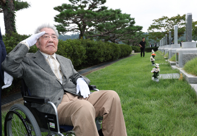 ▲ 오성규 애국지사가 13일 오후 서울현충원 김학규 광복군 제3지대장 묘역에서 환국 신고와 참배를 하고 있다.연합뉴스