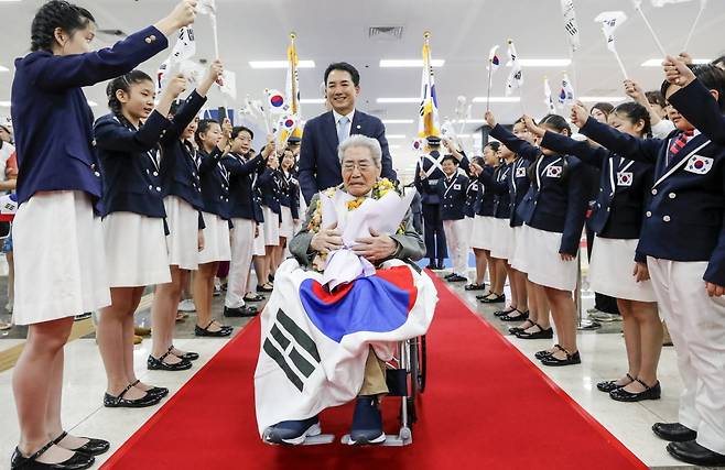 마지막 재일독립유공자 오성규 애국지사가 13일 서울 강서구 김포공항에서 열린 환국 환영 행사를 마치고 어린이들의 환호를 받으며 귀국하고 있다.  /뉴스1