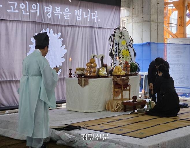 지난 7월 19일 광주광역시 남구 한국아델리움더펜트 건설현장에서 마혜진씨가 아버지 마채진씨 추모제에서 고인의 넋을 기리고 있다. 김송이 기자