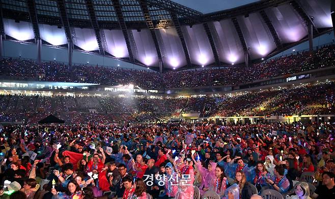 11일 오후 서울 마포구 서울월드컵경기장에서 열린 ‘2023 새만금 세계스카우트잼버리 K팝 슈퍼 라이브 콘서트’에서 대원들이 공연을 즐기고 있다. 2023. 08.11 사진공동취재단