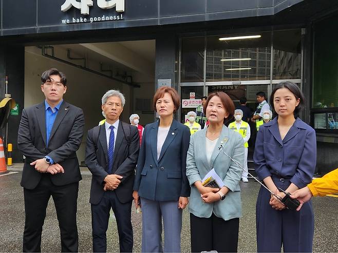 이은주 정의당 의원(왼쪽 4번째)이 지난 11일 샤니 성남공장 방문이 무산된 뒤 간이 브리핑을 하고 있다. 정의당 제공