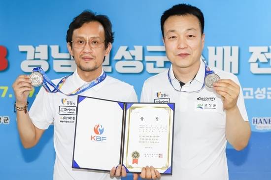 광명당구연맹 소속인 정역근(왼쪽)과 박근형이 이달 초 경남고성군수배에서 복식 준우승을 차지한 후 기념촬영하고 있다. 둘은 지난 3월 태백산배 복식에서도 2위에 오른 바 있다. (사진=MK빌리어드뉴스 DB)