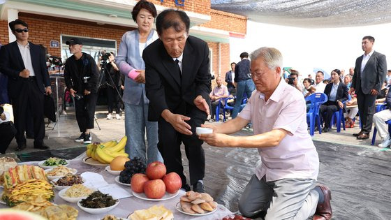 문재인 전 대통령과 부인 김정숙 여사가 8일 오전 전남 구례군 구례읍 양정마을에서 열린 '섬진강 수해 극복 3주년 생명 위령제'에 참석해 수해에 희생된 소를 기리고 있다.[ 연합]