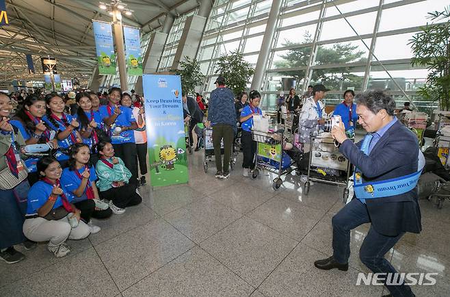 [서울=뉴시스] 12일 오전 인천공항 제1여객터미널 출국장에서 인천국제공항공사 이학재 사장(사진 오른쪽)이 출국하는 잼버리 대원들에게 인천공항 기념품 및 여행용품 등을 기념품으로 전달한 후 즉석 카메라로 기념사진을 촬영해주고 있다. (사진=인천공항공사 제공)