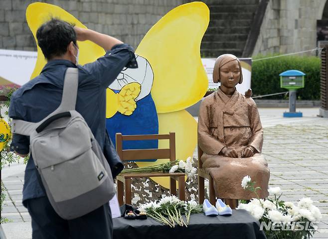 [전주=뉴시스] 김얼 기자 = 지난해 8월14일 전북 전주시 풍남문광장에 위치한 평화의소녀상 앞에 국화가 놓여 있다. (사진=뉴시스 DB) 2022.08.14. pmkeul@newsis.com