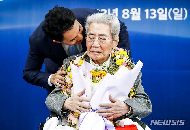 [서울=뉴시스] 정병혁 기자 = 13일 서울 강서구 김포국제공항에서 열린 오성규 애국지사 환국 환영 행사에서 오성규 애국지사와 박민식 국가보훈부 장관이 대화를 나누고 있다. 2023.08.13. jhope@newsis.com