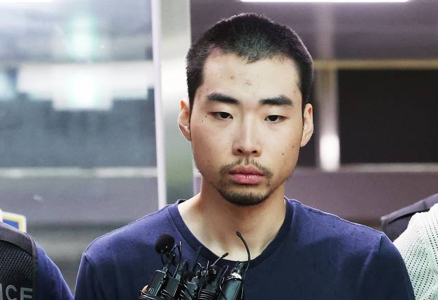 10일 오전 성남수정경찰서 유치장에서 나와 검찰로 송치되고 있는 최원종(22). 연합뉴스