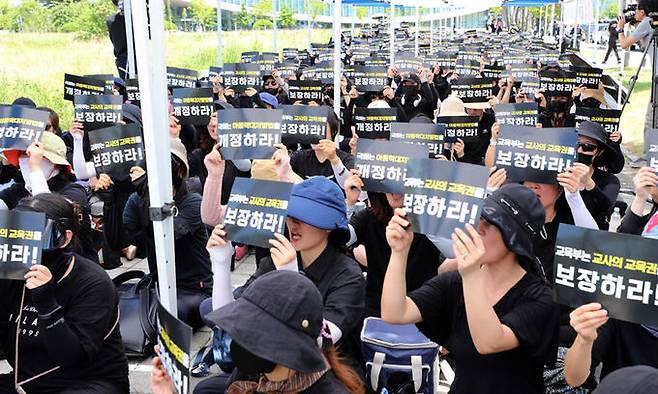 지난 8일 공교육 정상화 교육주체연대가 세종시 정부세종청사 교육부 앞에서 교권확보를 위한 특단의 대책 수립을 촉구하고 있다. 뉴시스