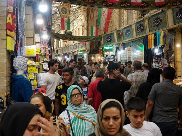 북적이는 이란 ‘바자르’ - 11일(현지시간) 이란 테헤란 북부 타즈리시 바자르(전통시장)에 인파가 북적이고 있다. 2023.8.11 연합뉴스