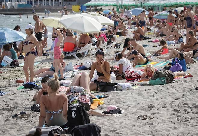 2023년 8월10일(현지시간) 우크라이나 남부 오데사의 한 해변에서 사람들이 휴식을 취하고 있다. / 사진=로이터 연합뉴스