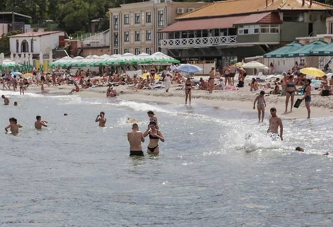 일부 우크라이나 사람들은 공식적으로 입수가 금지됐는데도 위험을 무릅쓰고 계속해서 해수욕이나 일광욕을 즐겼다. / 사진=로이터 연합뉴스