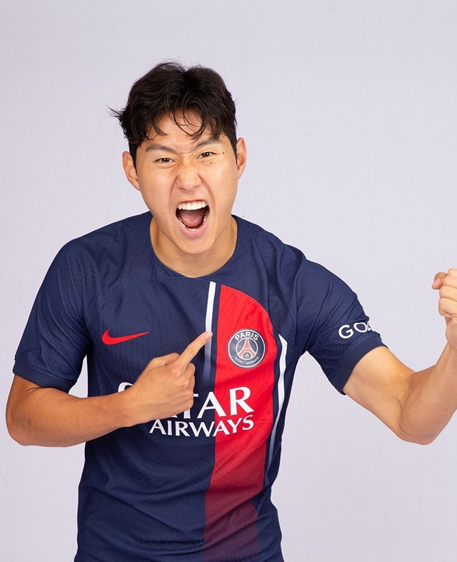 이강인이 PSG 유니폼을 입고 포즈를 취하고 있다. /사진=PSG