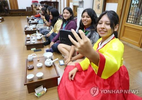 한복 입고 찰칵 (수원=연합뉴스) 홍기원 기자 = 2023 새만금 세계 스카우트 잼버리에서 조기 퇴영한 볼리비아 스카우트 대원들이 지난 10일 경기도 수원시 팔달구 수원전통문화관 예절교육관에서 한복을 입고 사진을 찍고 있다. 2023.8.10 xanadu@yna.co.kr