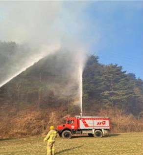 소방청, '산불 진화' 험지펌프차 21대 도입 (서울=연합뉴스) 소방청이 산림화재 피해를 줄이기 위해 산불전문진화차인 험지펌프차 21대를 올해 새로 도입한다고 17일 밝혔다. 사진은 험지펌프차 현장 활동 모습. 2023.1.17 [소방청 제공. 재판매 및 DB 금지] photo@yna.co.kr