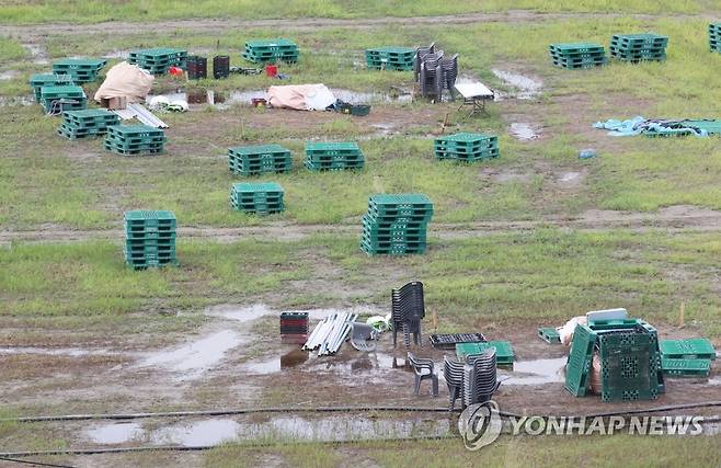 빗물 고인 새만금 세계잼버리 부지 (부안=연합뉴스) 나보배 기자 = 태풍 '카눈'이 지나간 11일, 2023 새만금 세계스카우트 잼버리가 열렸던 전북 부안군 야영지 곳곳에 물웅덩이가 생겼다. 2023.8.11 warm@yna.co.kr