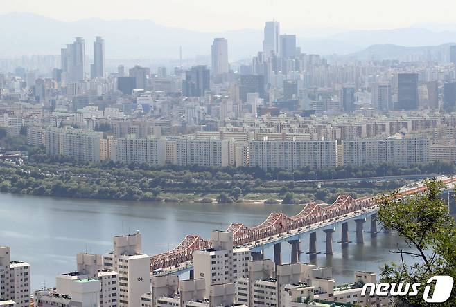 부 서울 강남구 압구정 한강변 아파트 모습. 2022.9.27/뉴스1 ⓒ News1 임세영 기자