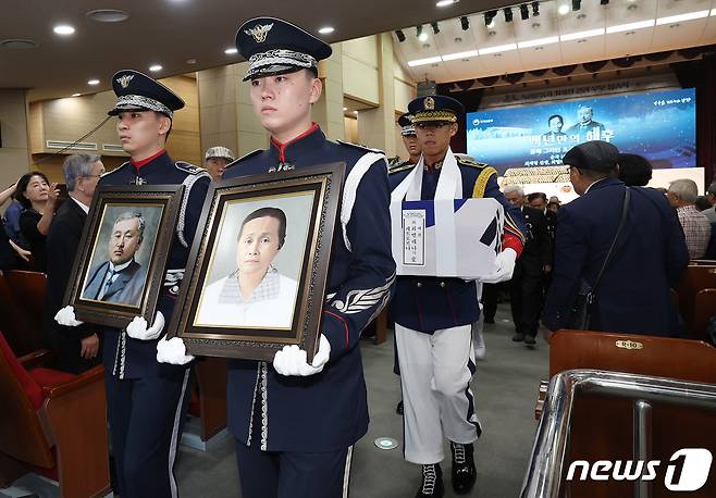 14일 오전 서울 동작구 국립서울현충원에서 열린 독립운동가 최재형 선생 부부 봉송식에서 국방부 의장대가 최재형 선생과 부인 최 엘레나 여사의 영현을 봉송하고 있다. (공동취재) 2023.8.14/뉴스1 ⓒ News1 민경석 기자