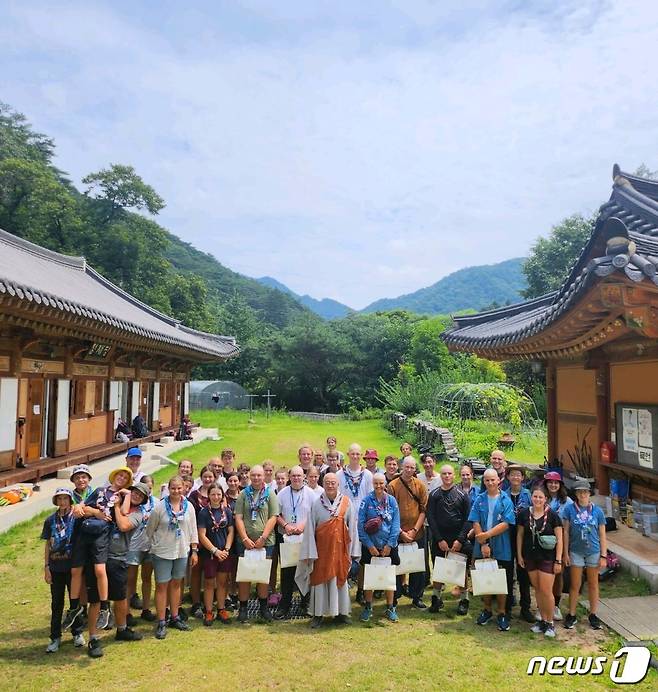 보은 속리산 법주사에서 템플스테이 체험 활동을 한 2023세계스카우트 잼버리대회 독일 대원들이 기념 촬영을 하고 있다. (법주사 제공) /뉴스1