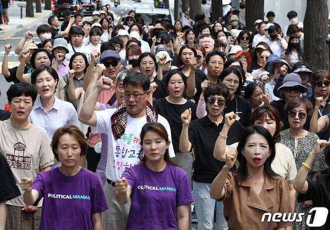 전국장애인부모연대 회원들이 7일 오전 서울 종로구 정부서울청사 앞에서 가진 작가 주호민씨 사건 관련 자폐 혐오 방치 교육부 규탄 기자회견에서 교육 시스템 개혁을 촉구하고 있다. 전국장애인부모연대는 교육부가 학교에서 발생한 문제를 교사-학부모 간의 갈등으로 책임을 전가하고 있다며 교육 현장에 지원 시스템을 갖춰 문제를 해결할 것을 촉구했다. 2023.8.7/뉴스1 ⓒ News1 신웅수 기자