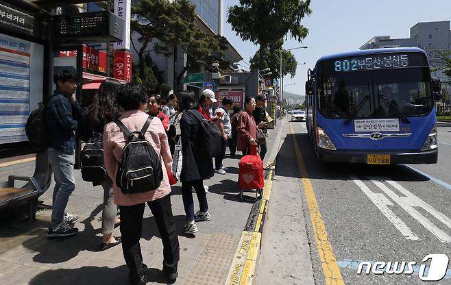 대전 시내버스 정류장에서 버스를 기다리는 시민들. /뉴스1 ⓒNews1 DB