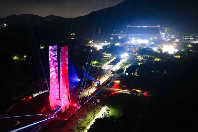 독립기념관 겨레의 탑에 연출된 미디어파사드. (천안시청 제공)