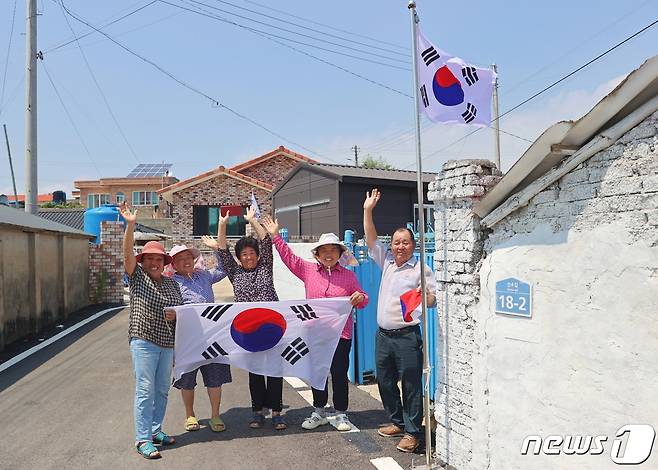 해남 황산면 산소리 태극기 달기 마을 (해남면 제공) /뉴스1