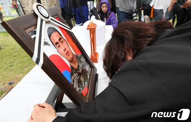 고(故) 채수근 해병대 1사단 포병대대 상병의 안장식이 22일 오후 대전 유성구 국립대전현충원 장병 4묘역에서 거행된 가운데 채 상병의 어머니가 오열하고 있다. 2023.7.22/뉴스1 ⓒ News1 김기태 기자